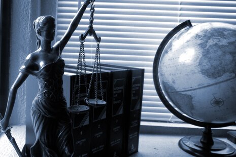 Das Bild steht stellvertrend für die Aufgaben innerhalb der Abteilung IV des Landesamtes für Steuern und Finanzen. Darauf abgebildet sind die Justizia, Gesetzesbücher und ein Globus. Dies stellt die breiten rechtlichen Aufgaben und Bewertungen der Abteilu