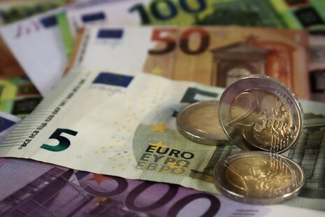 Das Bild steht stellvertrend für die Aufgaben innerhalb der Abteilung V des Landesamtes für Steuern und Finanzen. Darauf abgebildet sind Euro-Scheine wie auch Euro-Münzen. Die Abteilung steht für das Finanzwesen. Diese Aufgaben werden zentral im Landesamt