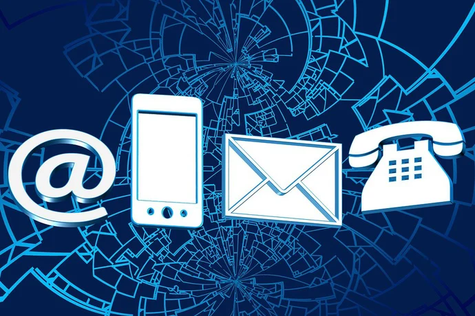Das Bild zeigt eine grafische Darstellung von vier Kommunikationssymbolen in Weiß auf einem dunkelblauen Hintergrund. Von links nach rechts sind zu sehen: das @-Symbol für E-Mail-Adressen, ein Smartphone, ein Briefumschlag und ein Telefonhörer.