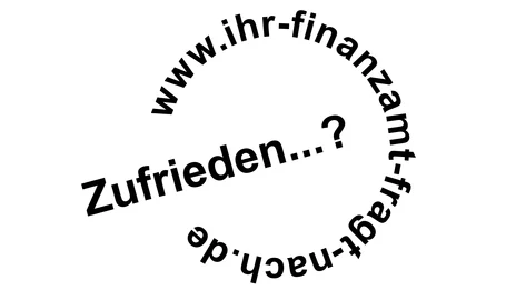 Das Bild zeigt ein Logo aus schwarzem, kreisförmig angeordneten Text auf transparentem Hintergrund. Der Text lautet: www.ihr-finanzamt-fragt-nach.de. Bei ca. 8 Uhr ist der Kreis durchbrochen und das einzelne Wort „Zufrieden“ verläuft zur Mitte des Kreises