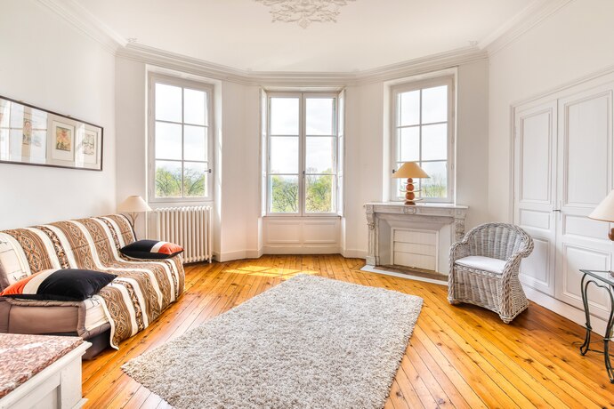 Zum Einstieg bzw. als Vorbild zur Rubrik Service für Bürgerinnen und Bürger ist stellvertretend ein Bild dargestellt. Auf diesem ist ein Zimmer einer Wohnung abgebildet. In diesem Wohnzimmer befindet sich auf der linken Seite ein Sofa sowie ein Tisch. Au