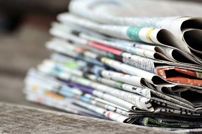 Zum Einstieg bzw. als Vorbild zur Rubrik Service für die Presse ist stellvertretend ein Bild dargestellt. Auf diesem sind zahlreiche nicht näher erkennbare Zeitungen (Printausgaben) übereinander liegend zu sehen.