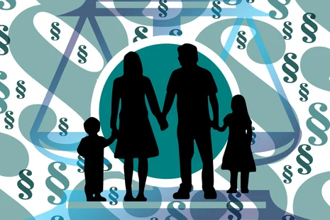 Zum fachlichen Einstieg bzw. als Vorbild zur Rubrik Neuregelung Bezüge 2023 ist stellvertretend ein Bild dargestellt. Auf diesem ist eine 4-köpfige Familie in Schattenansicht bestehen aus den Eltern und den beiden Kindern zu sehen. Diese stehen Hand in Ha