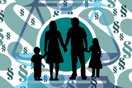Zum fachlichen Einstieg bzw. als Vorbild zur Rubrik Neuregelung Bezüge 2023 ist stellvertretend ein Bild dargestellt. Auf diesem ist eine 4-köpfige Familie in Schattenansicht bestehen aus den Eltern und den beiden Kindern zu sehen. Diese stehen Hand in Ha