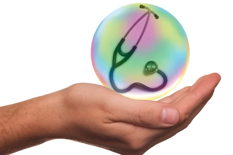 Zum fachlichen Einstieg bzw. als Vorbild zur Rubrik Neuregelung Beihilfe 2024 ist stellvertretend ein Bild dargestellt. Auf diesem ist eine menschliche Hand auf welcher sich eine Wasserblase befindet. Innerhalb dieser befindet sich ein Stetoskop. Mit dies
