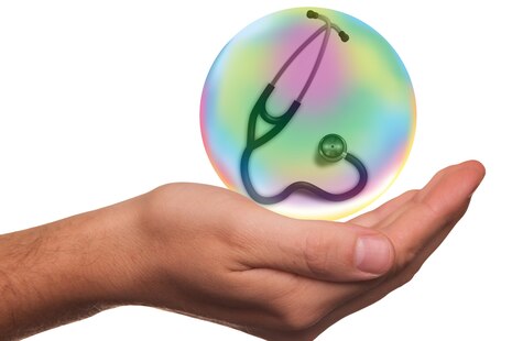 Zum fachlichen Einstieg bzw. als Vorbild zur Rubrik Neuregelung Beihilfe 2024 ist stellvertretend ein Bild dargestellt. Auf diesem ist eine menschliche Hand auf welcher sich eine Wasserblase befindet. Innerhalb dieser befindet sich ein Stetoskop. Mit dies