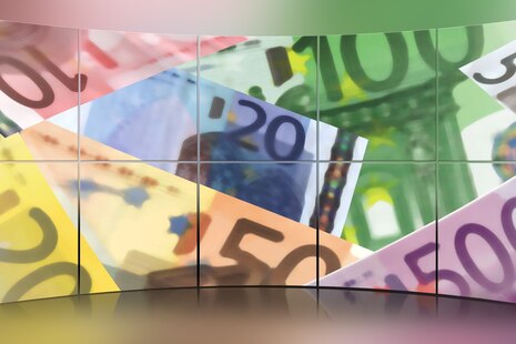 Zum fachlichen Einstieg bzw. als Vorbild zur Rubrik Besoldung / Bezüge ist stellvertretend ein Bild dargestellt. Auf disem sind unterschiedliche Euro-Geldscheine abgebildet.