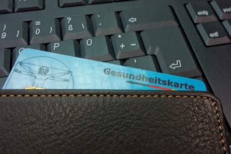 Zum fachlichen Einstieg bzw. als Vorbild zur Rubrik Fürsorgeleistung ist stellvertretend ein Bild dargestellt. Auf diesem ist ein Teil einer offensichtlich älteren Person abgebildet, welcher die Hand gehalten wird. Es sind keine Gesichter erkennbar. Hier