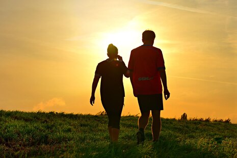 Zum fachlichen Einstieg bzw. als Vorbild zur Rubrik Versorgungsauskunft online ist stellvertretend ein Bild dargetellt. Auf diesem befindet sich eine Frau und ein Mann welche während eines Sonnenuntergangs auf der Wiesen spatzieren sind. Die beiden Person